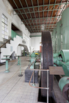 Pompstation: Gasmotor met naamplaat, vanaf de west entree.
<br/>
C.S. Booms, Rijksdienst voor het Cultureel Erfgoed, augustus 2010